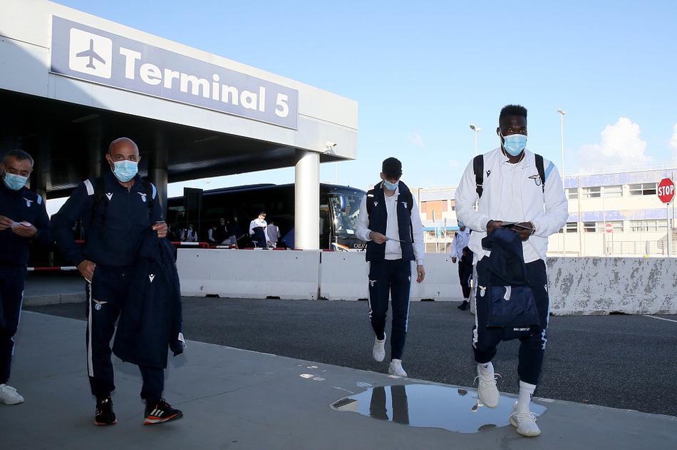 雷纳在门前舒展双臂，仿佛在丈量与胜利的距离，这位西班牙老将的眼神中写满了守护蓝鹰最后一道防线的决心。