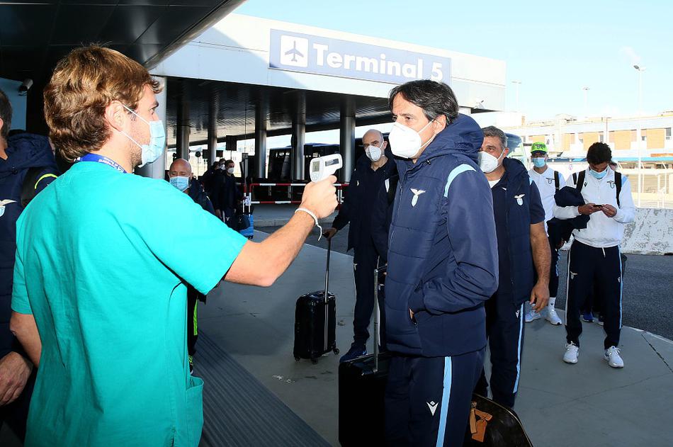 因莫比莱因伤未能随队，只能通过电视屏幕关注队友，他紧锁的眉头流露出无法与兄弟并肩作战的遗憾。