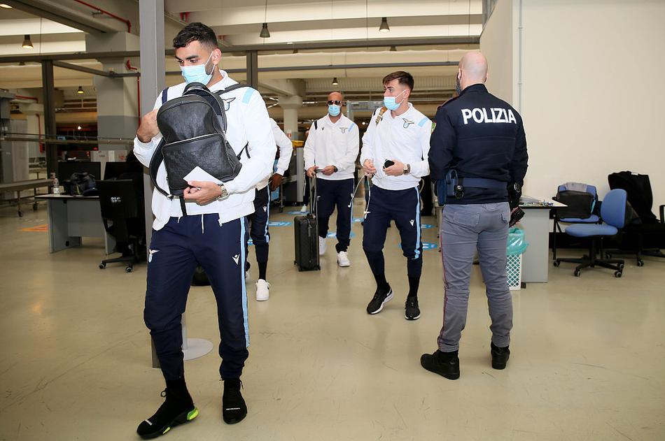 赛前热身，替补球员们在异国他乡的草坪上格外卖力，每一次触球都试图抓住这难得的证明机会。