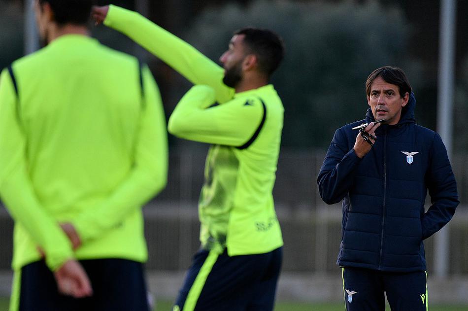 因莫比莱在抢圈游戏中轻盈地穿梭，脚下的皮球仿佛被无形的丝线牵引，引得身旁的队友们发出一阵轻松的欢笑，这一刻，足球只关乎快乐。