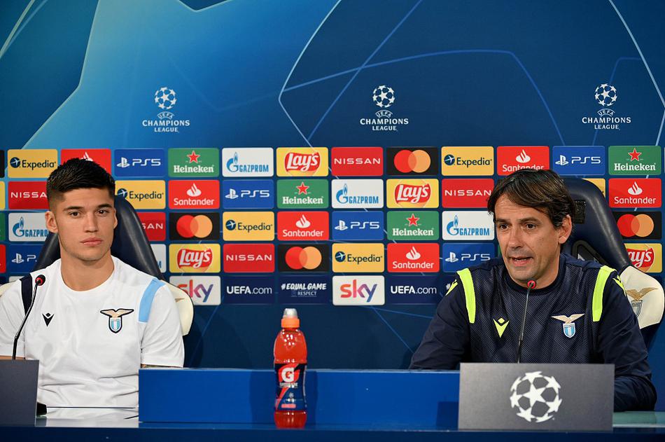 训练场上，阳光洒在球员专注的侧脸上，他紧抿嘴唇，眼神如鹰隼般锐利地注视着前方，仿佛已经看穿了对手的防线。