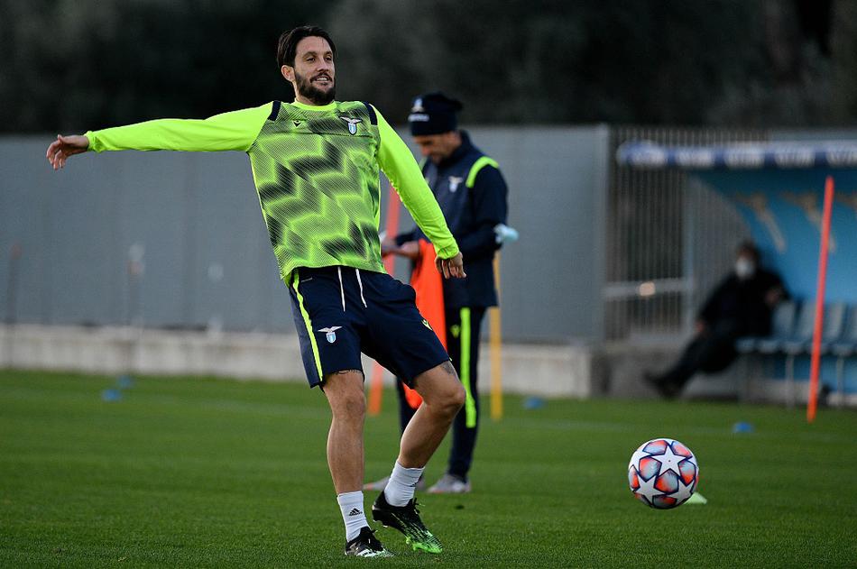 队长袖标在阳光下熠熠生辉，阿切尔比在对抗中卡住身位，高高跃起争顶头球，他坚毅的背影仿佛一堵移动的城墙，守护着身后的禁区。