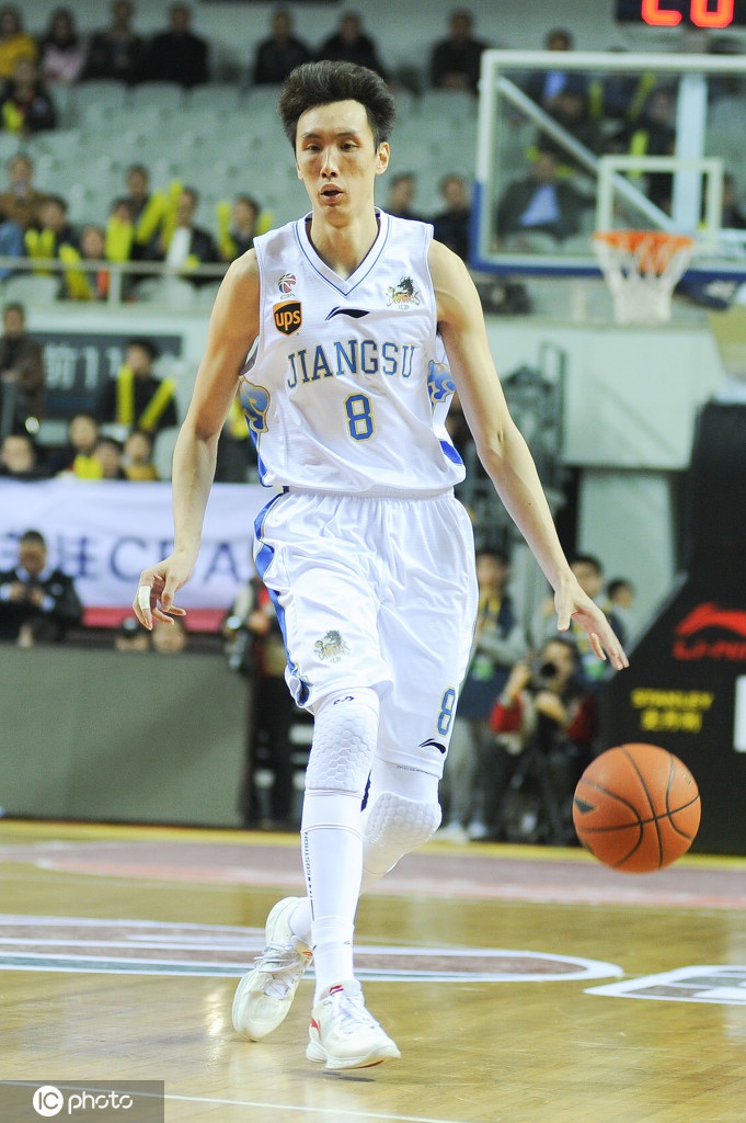 退去战袍的易立穿着简单的白色T恤站在场边，神情专注地指挥着年轻队员，开启了作为“易指导”的新篇章。