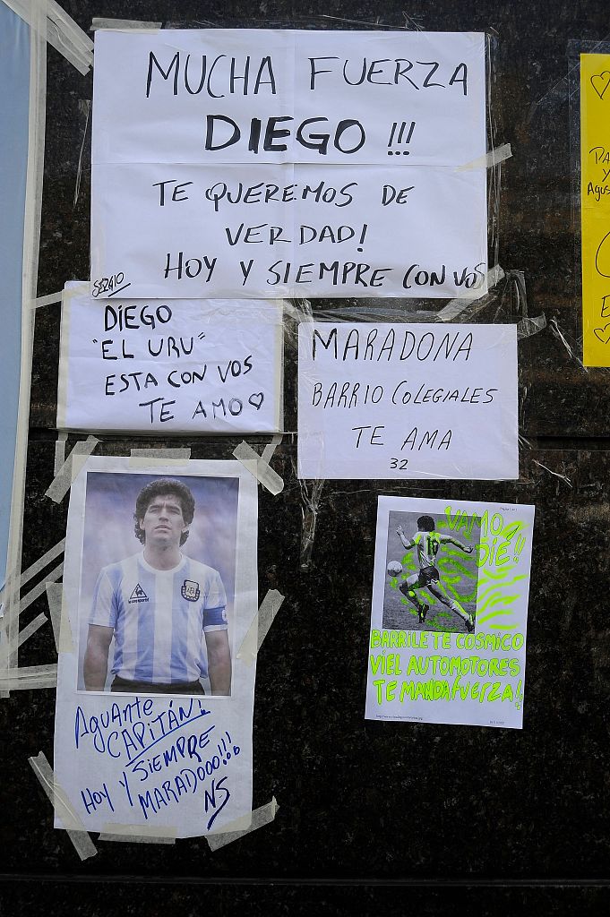 铁栅栏上不知被哪位细心的球迷贴上了一张珍贵的马拉多纳球员时代的老照片，黑白色的影像与彩色的现实交织，记录着时光带不走的传奇