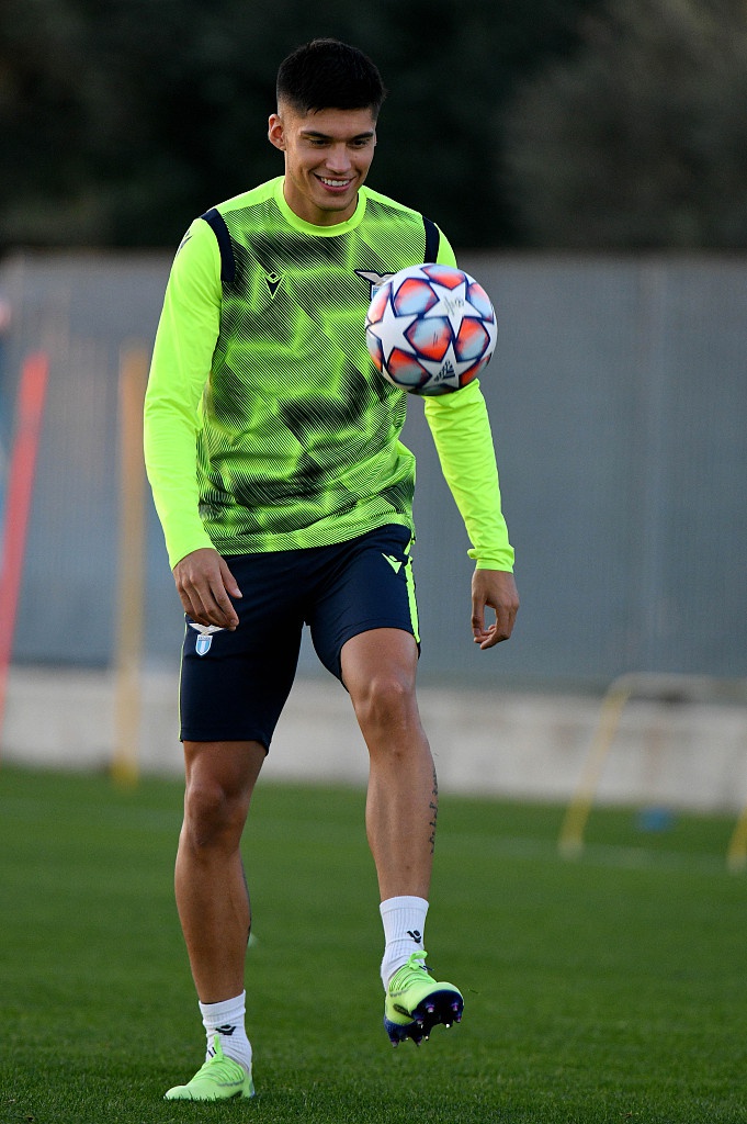 科雷亚带球突破的瞬间，时间仿佛凝固。他压低重心，身体在高速奔跑中保持着完美的平衡，脚下的足球如同被驯服的精灵，即将撕开对手的防线。