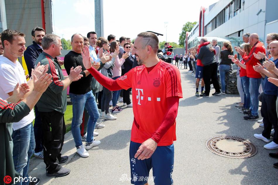 罗本、里贝里与拉菲尼亚一同向球迷挥手告别，球场灯光璀璨，映照出他们略显落寞却无比坚毅的背影，身后的巨型TIFO诉说着他们在球迷心中永恒的地位。