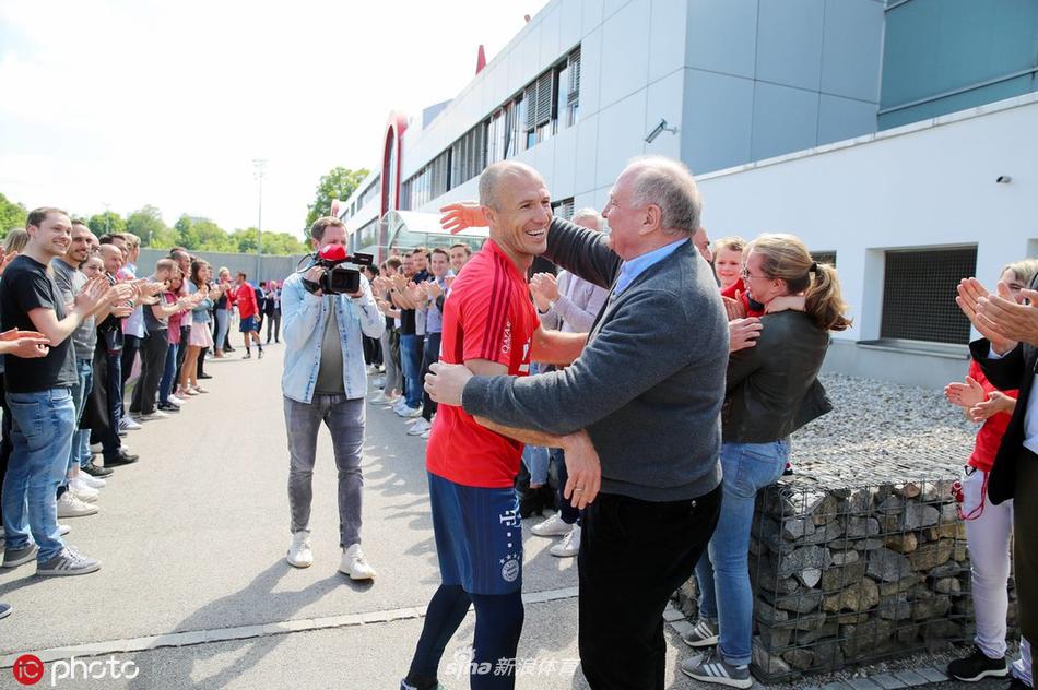 全场球迷起立鼓掌，星光点点汇聚成海洋，将最真挚的祝福送给即将远行的三位功勋，这是安联球场对他们十载峥嵘岁月最崇高的致敬与回响。