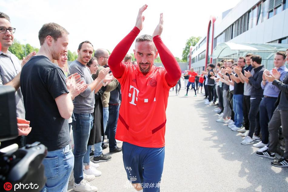 拉菲尼亚难掩激动泪水，他深情抚摸胸前的拜仁队徽，向全场球迷鼓掌致谢，脸上写满了对这片战场和这些球迷最深沉的爱与不舍。