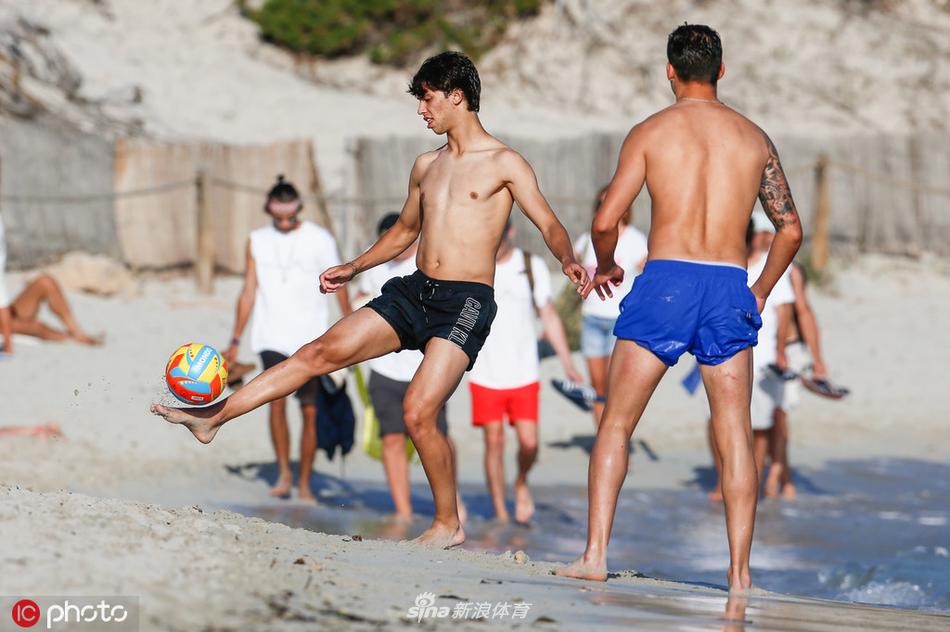 菲利克斯低头查看手机，似乎在与亲友分享度假的点滴，阳光洒在他金色的发丝上，勾勒出柔和的轮廓，展现出球场硬汉之外的温柔一面。