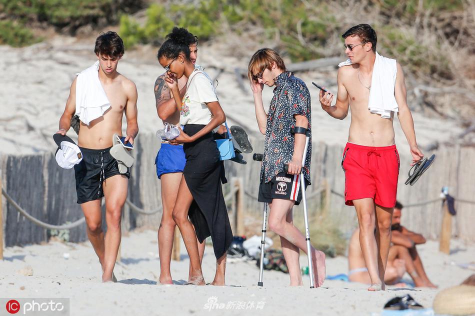 菲利克斯站在游艇边缘，手持饮料，神情放松地观察着周围的一切，即使是在度假，他的眼神中依然透露出运动员特有的专注与敏锐。