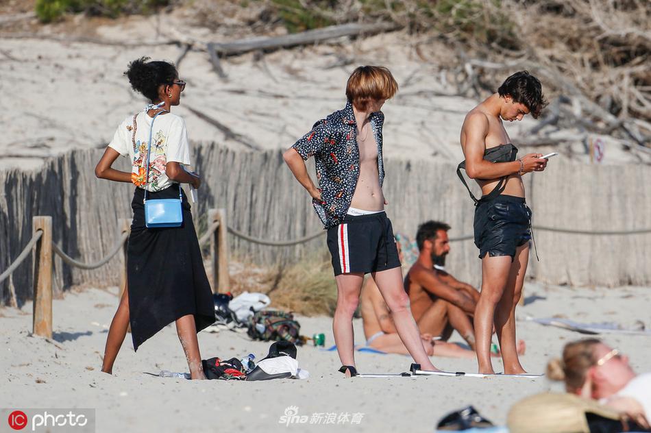 远景镜头下的菲利克斯独自坐在游艇前端，与广阔的蓝天碧海融为一体，画面充满了电影感，象征着他即将独自面对广阔的职业未来。