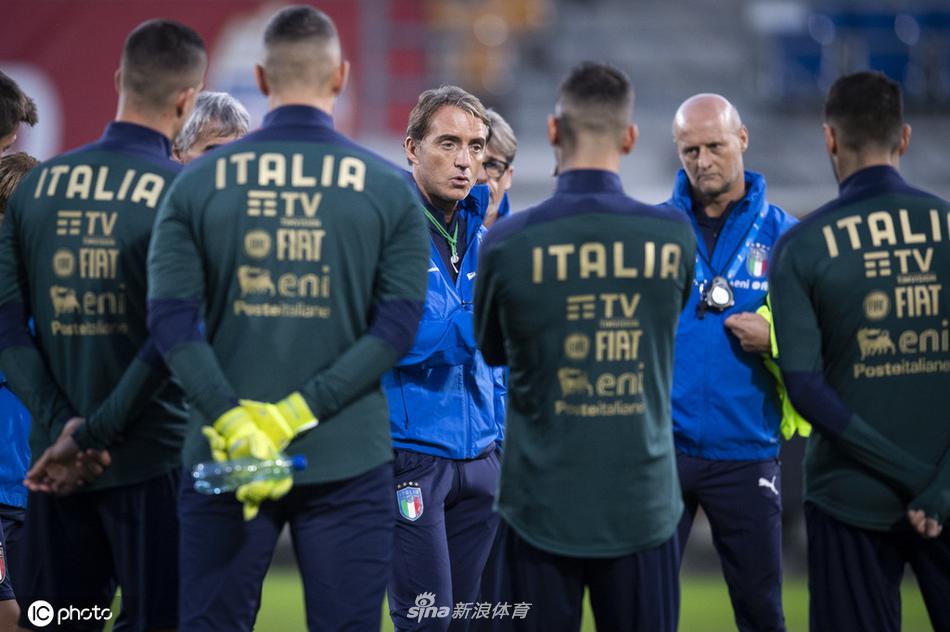 曼奇尼在场边双手抱胸神情专注，他的目光如炬，审视着场上的每一个细节，这位战术大师正亲手为蓝衣军团注入冠军级的思维。