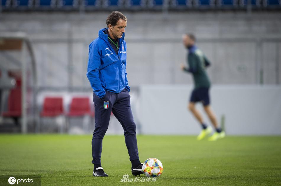 全体队员在训练结束前围成一圈，大家的手臂搭在一起，爆发出整齐划一的呐喊声，这一刻，团队的凝聚力和对胜利的渴望直冲云霄。