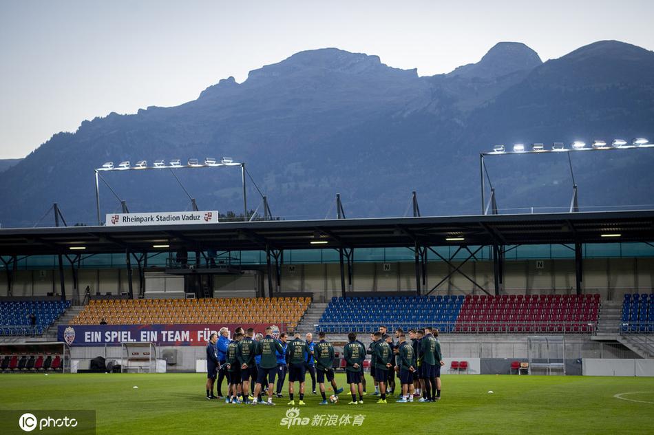 维拉蒂在训练间隙单手叉腰凝视前方，仿佛在脑海中推演着明日比赛的组织路线，他将是意大利队中场运转的绝对大脑。