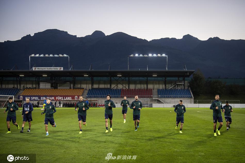 基耶萨在训练中展现出惊人的爆发力，他如猎豹般启动，瞬间甩开防守球员，青春的风暴正在蓝衣军团的边路刮起。