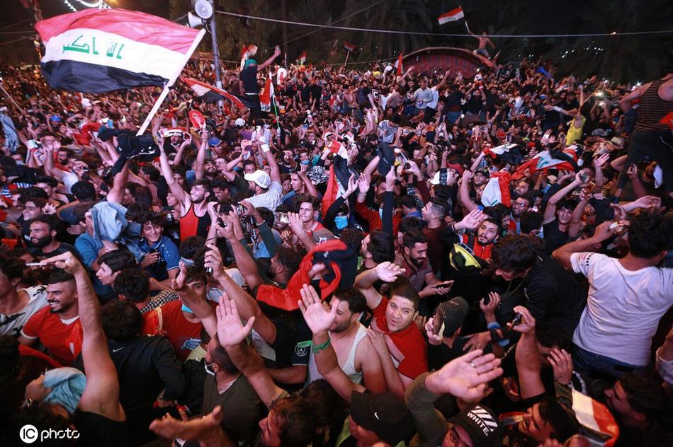 绝杀瞬间引爆全场,伊拉克球员与冲进场内的保安紧紧相拥,看台上无数球迷挥舞旗帜,整个球场陷入沸腾的橙色海洋