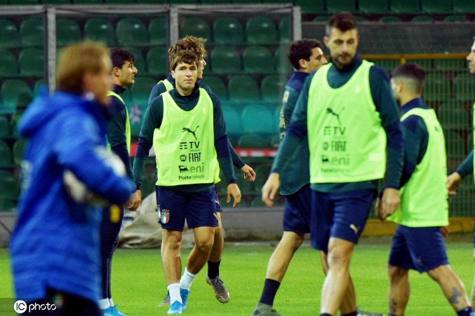 疾如风，徐如林。意大利球员在训练中展现出惊人的爆发力，他脚下的皮球仿佛被施了魔法，紧紧跟随，这是一幅力与美交融的动感画卷。