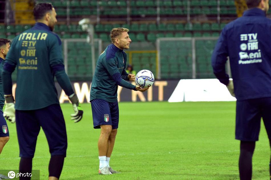 巴勒莫的夕阳为训练场披上金色战袍，意大利的将士们正围成一圈，眼神中燃烧着对胜利的渴望，团队的力量在此刻凝聚。