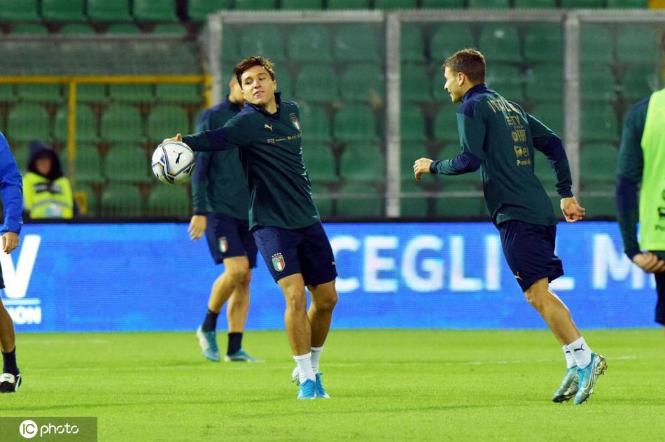 主教练曼奇尼在场边运筹帷幄，他的目光深邃而坚定，仿佛已看穿未来战局。身旁的助教们认真记录，共同描绘着蓝衣军团的胜利蓝图。