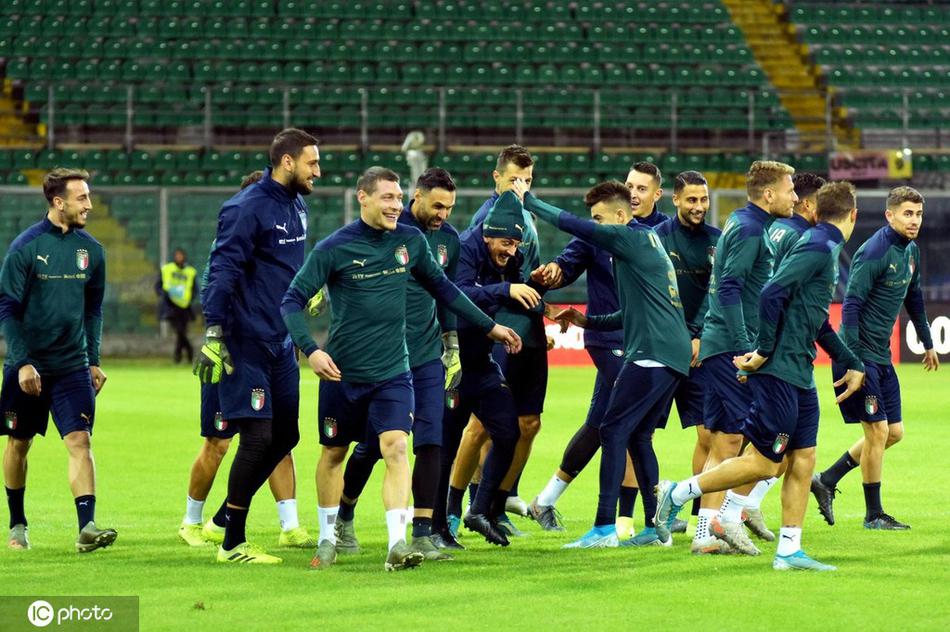 在巴勒莫的训练场上，汗水在阳光下闪闪发光，意大利球员们正在进行紧张的战术演练，每一个动作都写满了专注与坚韧，仿佛一场无声的战役。