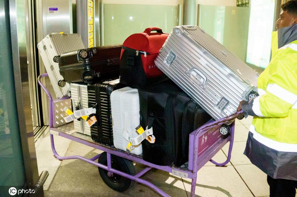 在洛杉矶国际机场的到达大厅外，萨内一手推着堆满行李的推车，另一只手小心翼翼地护着身边的妻儿，脸上洋溢着归家的喜悦。没有身穿球衣的他，更像一个普通的顾家男人，在经历了漫长的海外康复治疗后，迈出了回归家庭与回归球队的第一步。