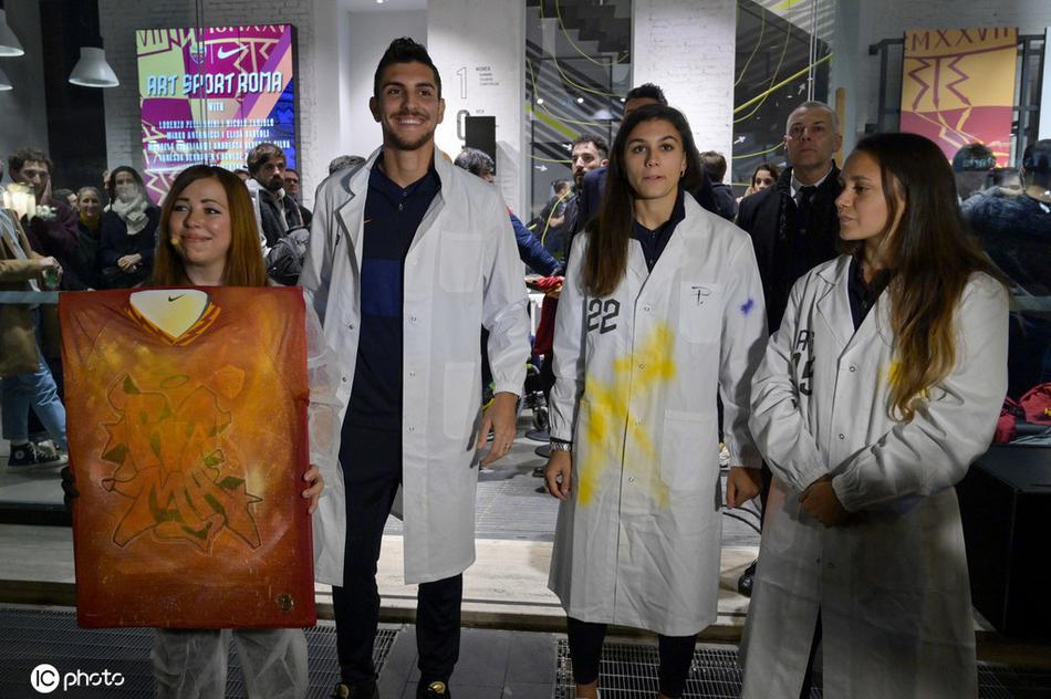 一位球员已完成画作，正自豪地向镜头展示自己的作品，背景中模糊的队友身影和画架，共同记录下这个将速度与激情暂时沉淀为色彩与线条的罗马午后。