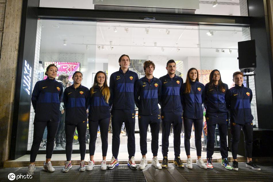 一位罗马球员正小心翼翼地蘸取颜料，脸上露出新奇而略带顽皮的笑容，仿佛在进行一场趣味横生的射门练习，专注的神情与他身披战袍时如出一辙。