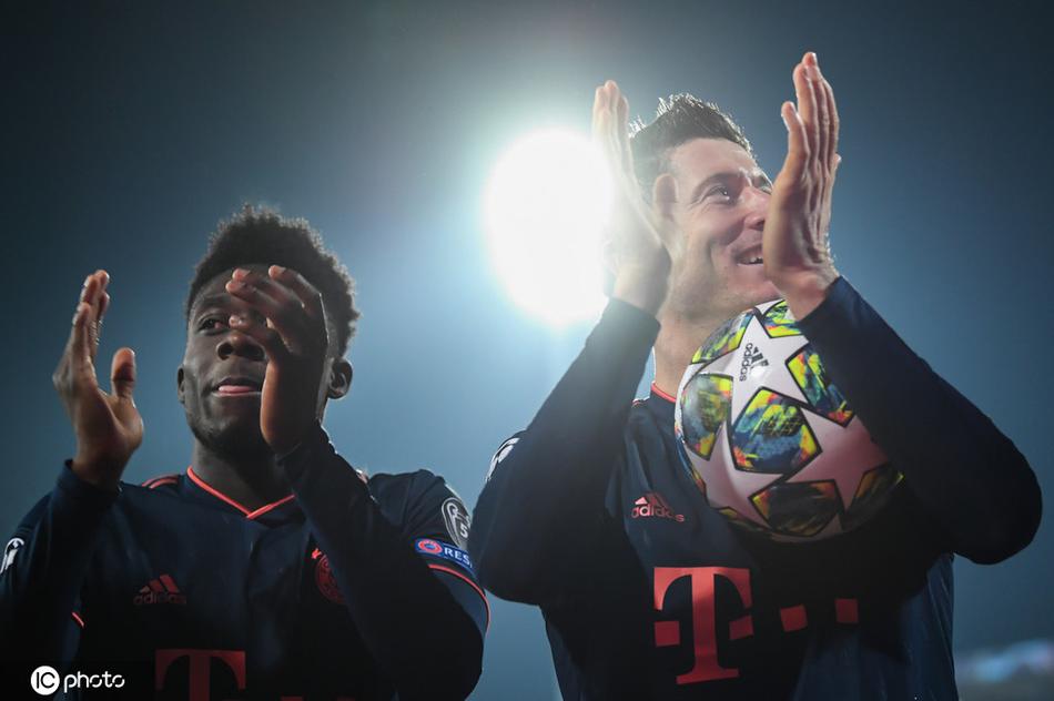 比赛结束后，莱万手捧上演大四喜的比赛用球，满脸笑容地用手机自拍，记录下这历史性的一刻