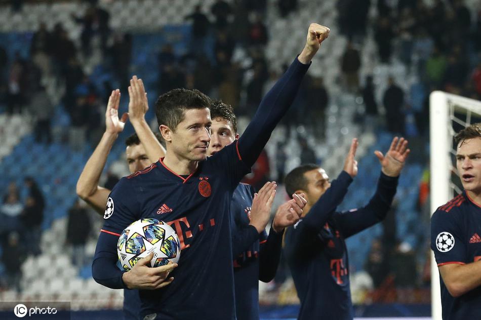 赛前，莱万多夫斯基眼神坚定地望向远方，他已经做好了在比赛中主宰一切的准备