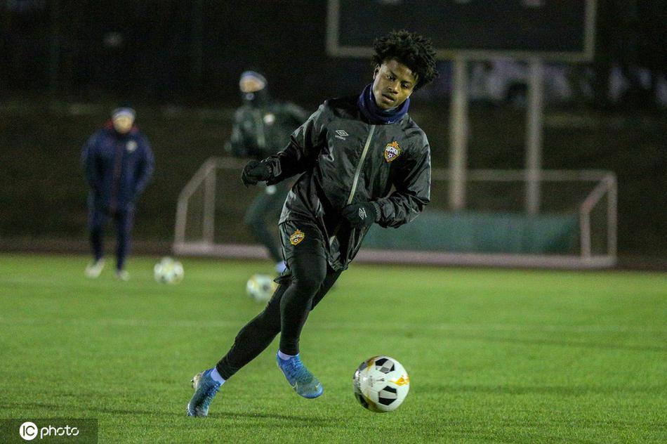 队医在雪地中关切地注视着场上奔跑的球员，竞技体育的残酷与温情，在这一刻无声交织。