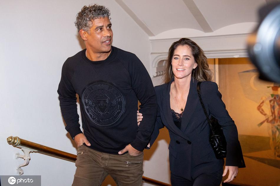 范巴斯滕低头为球迷签名，手指轻轻划过书页，仿佛在触摸自己那段充满荣耀与伤痛的职业生涯，将过往的岁月通过笔墨传递给支持者。