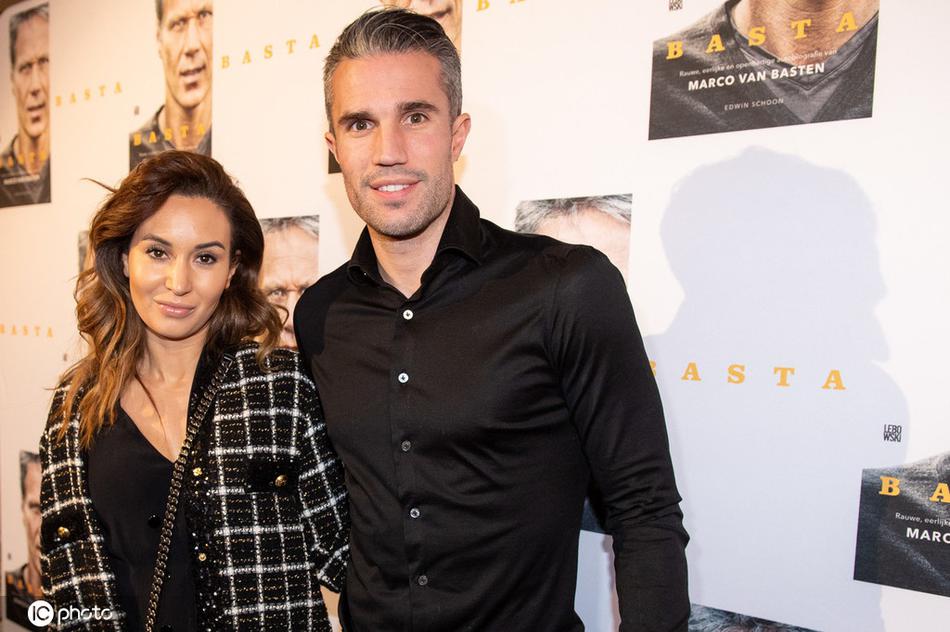 在《BASTA》发布会现场，主角范巴斯滕西装革履，面带标志性的儒雅微笑，仿佛将昔日在球场上指挥若定的风采带到了新书分享的舞台上。