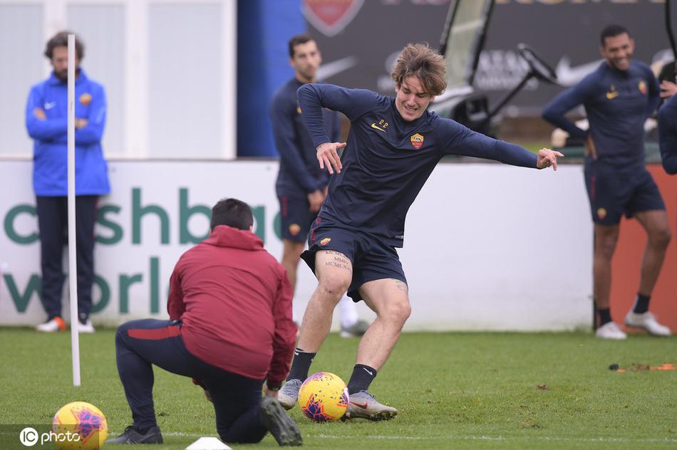 云代尔像一道闪电划过边路，防守球员只能在他身后望尘莫及，敏捷的身影仿佛随时准备撕开对手的防线。