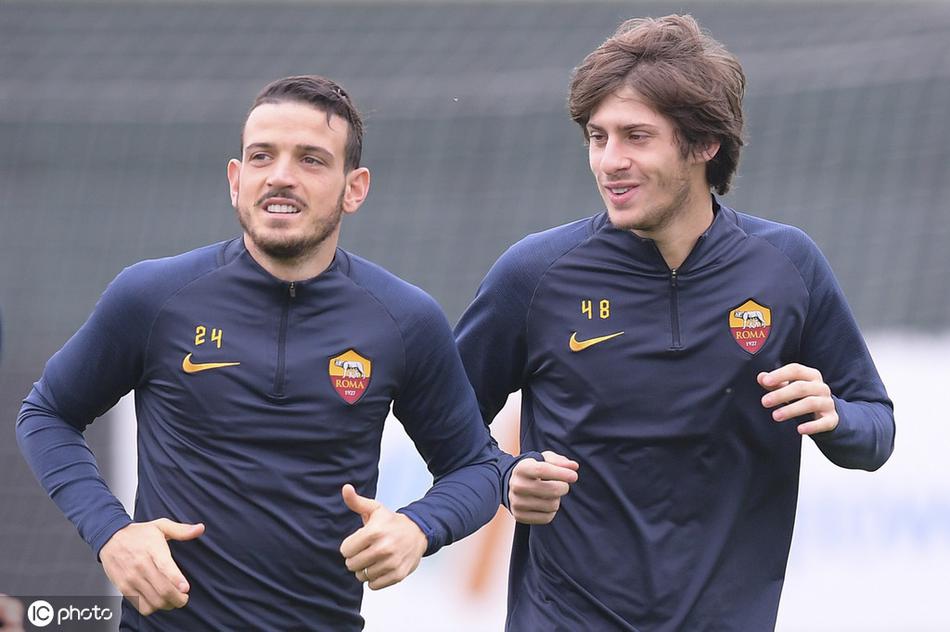 镜头捕捉到训练场边一个坚定的眼神，汗水沿着脸颊滑落，无声地诉说着对胜利的渴望和对比赛的专注。