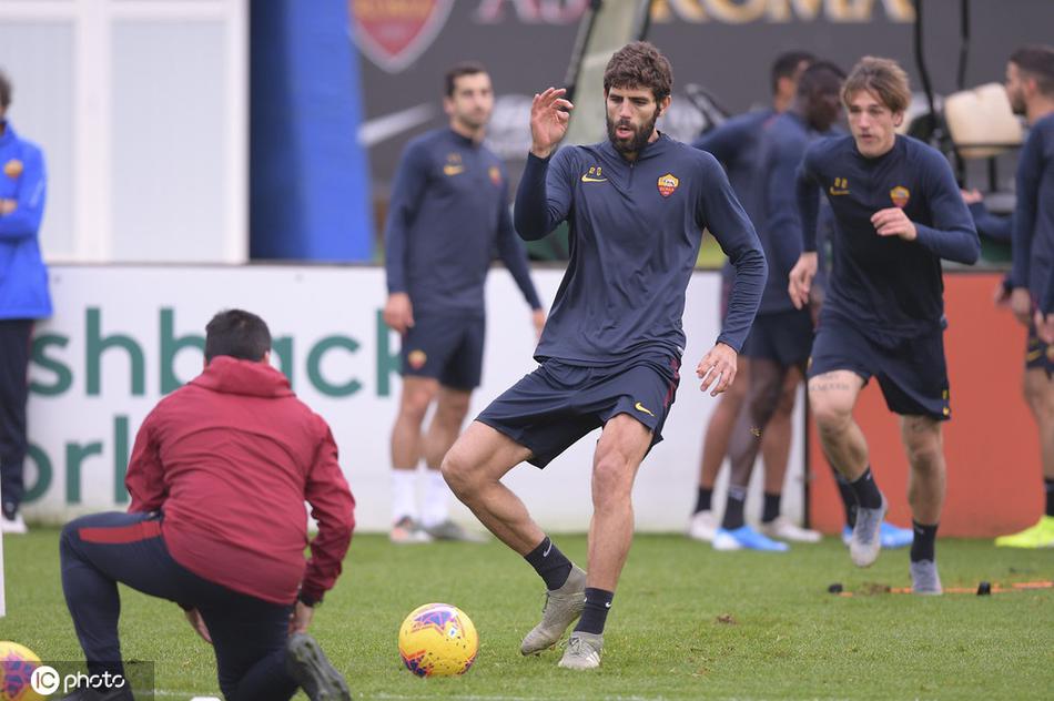 罗马众将在一片水汽蒸腾中奋力奔跑，冬日的寒意与训练的热情交织成一股强大的力量。