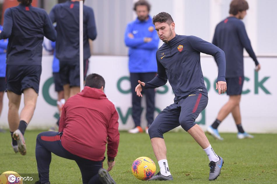 队长袖标在阳光下熠熠生辉，哲科用一记势大力沉的头槌攻门，宣告着锋线杀手已然磨尖了牙齿。