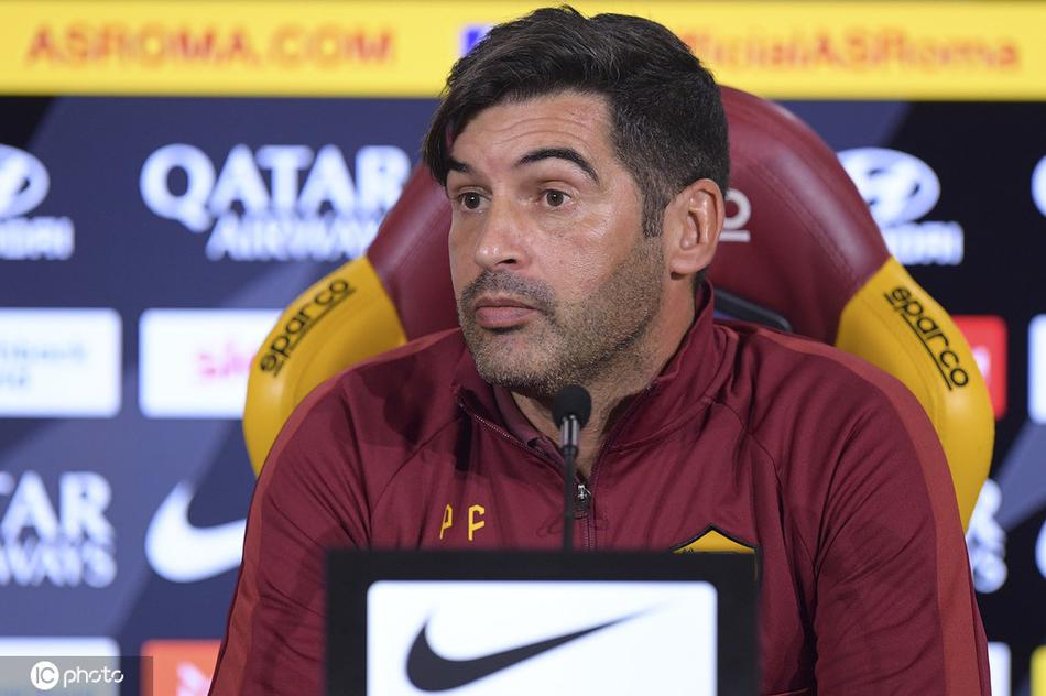 丰塞卡在发布会上面露微笑，对一位记者的提问报以肯定，眼神中流露出对弟子们的信任