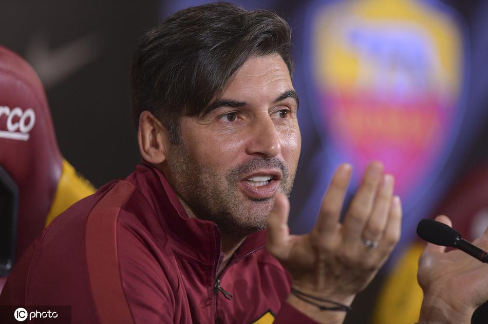 保罗-丰塞卡在新闻发布会上目光如炬，双手比划着战术，仿佛已将周末的战场谋划于心