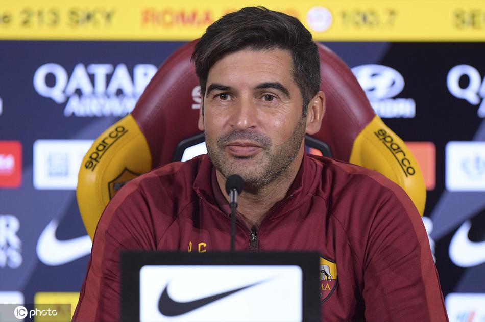 发布会结束，丰塞卡起身离席，手势坚定有力，留给媒体一个充满信心的背影