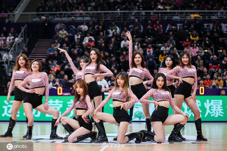 宝贝们手持传统绸扇，动作整齐划一，红色的旗袍与扇子交相辉映，在动感节奏中展现出独特的中国风韵律