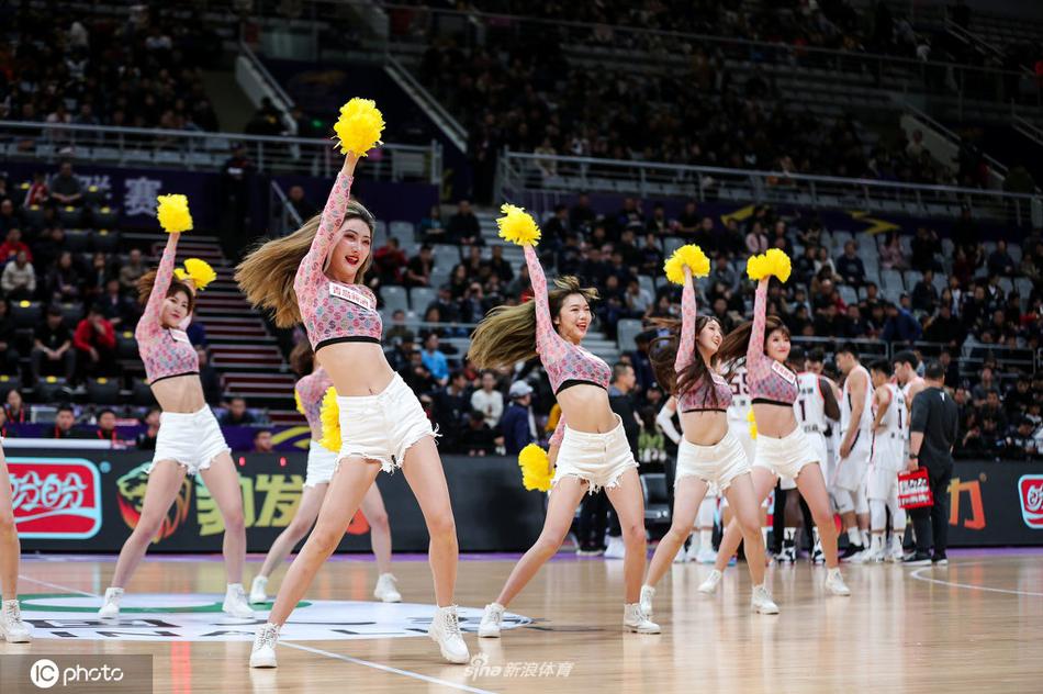 表演结束后，啦啦宝贝们在场上向观众致意，她们身后的辽宁男篮队标在灯光下格外醒目，定格了赛场内外的温暖互动