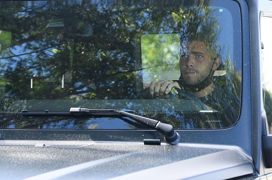 塞尔吉·罗贝托在训练基地门口被记者围堵，这位巴萨青训培养出的多面手，在新赛季面临着位置变革的挑战，他的表情中流露出一丝对新开始的审慎与思考。