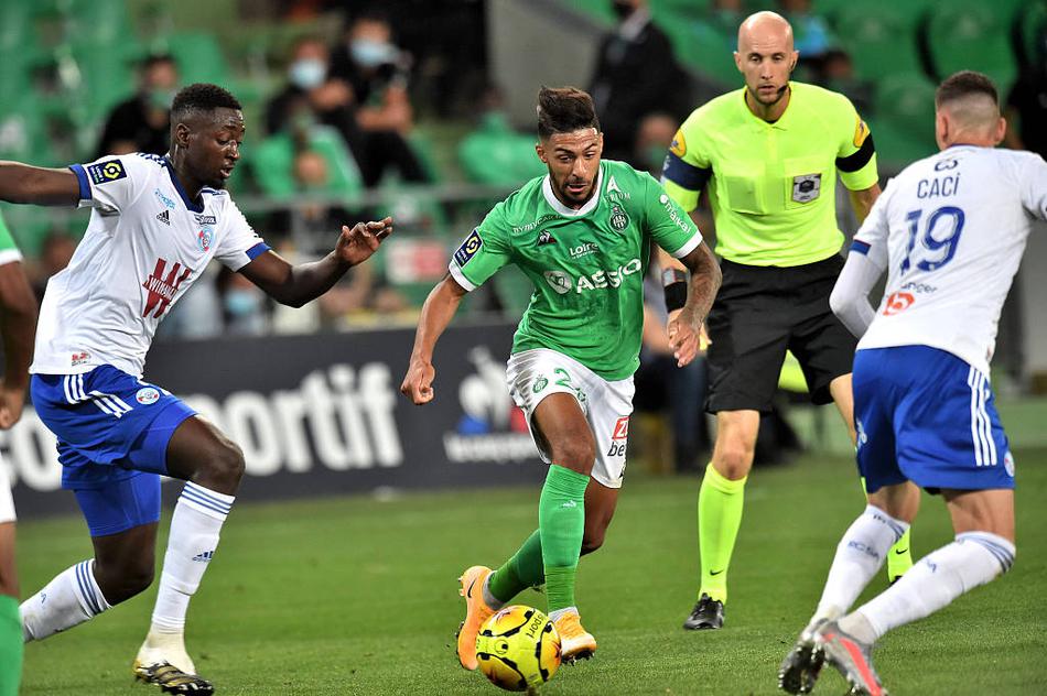 圣埃蒂安前锋布安加在打入点球后激情奔跑，他身后是沮丧的斯特拉斯堡门将，整个球场仿佛都因这粒进球而沸腾。