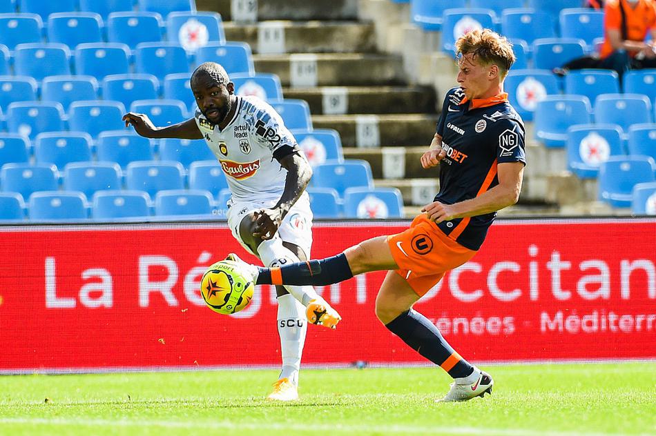 昂热门将贝尔纳多尼奋力扑救，面对狂轰滥炸难挽败局