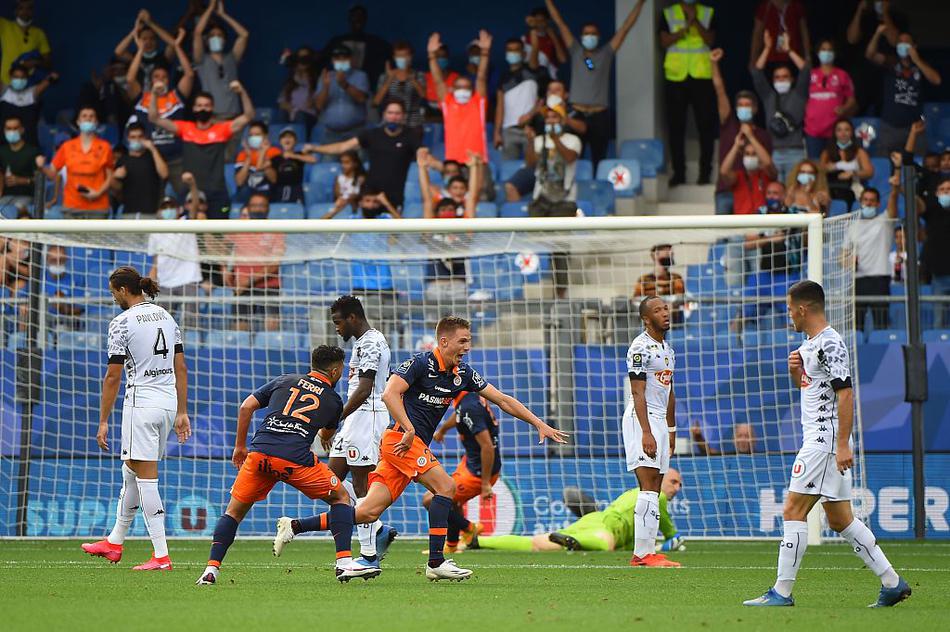 昂热前锋巴奥康冷静推射破门，为客队迅速扳平比分