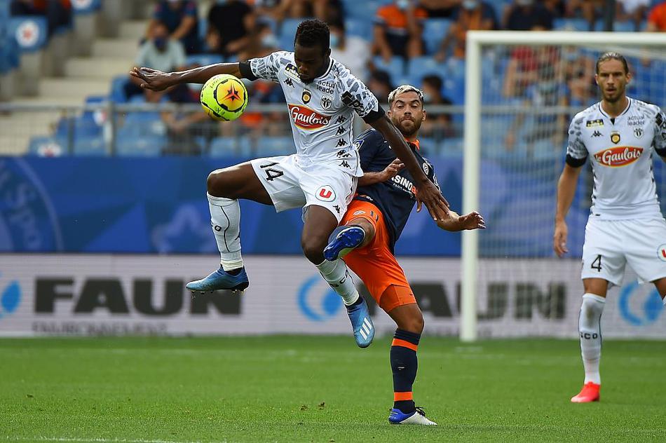 蒙彼利埃前锋德洛特庆祝梅开二度，霸气滑跪点燃全场激情