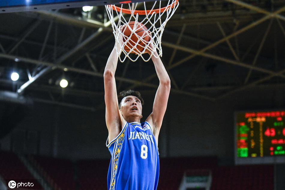 身披江苏队战袍的易立在主场灯光下深情环顾四周，眼神中饱含对这片奋战了十八年场地的留恋与不舍。