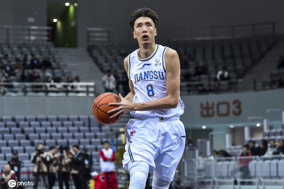 易立与年轻队员们击掌鼓励，他面带微笑，正将自己的经验和信任传递给江苏男篮的未来希望。