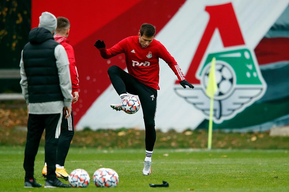 夕阳的余晖洒在训练场上，映照出火车头球员们进行高强度折返跑的剪影。每一次咬牙冲刺，都是对体能极限的挑战，更是为了在欧冠赛场上多跑一步、多抢一分。