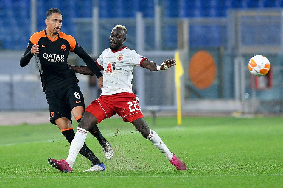 罗马后卫在夜色中孤独守望，空荡的奥林匹克球场看台诉说着这个足球世界的特殊时刻。